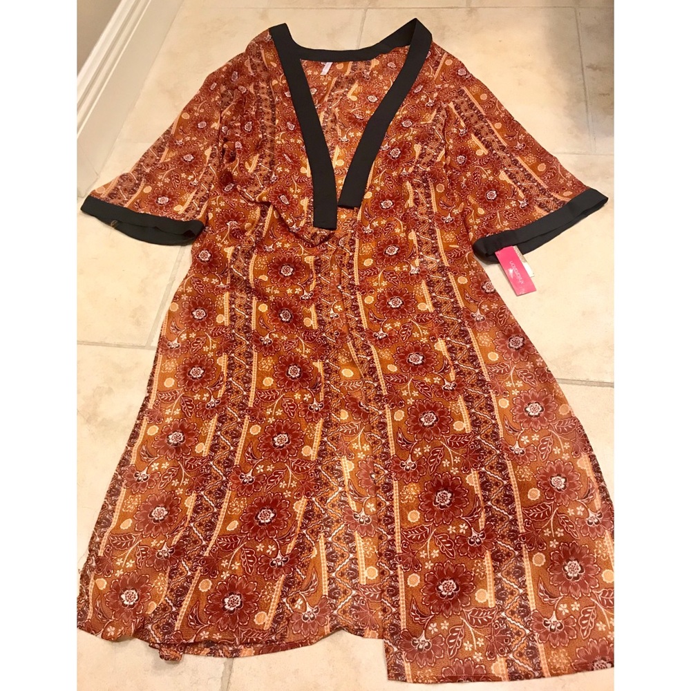 🌼 NWT - Sheer Knee Length Floral Kimono 🌼
